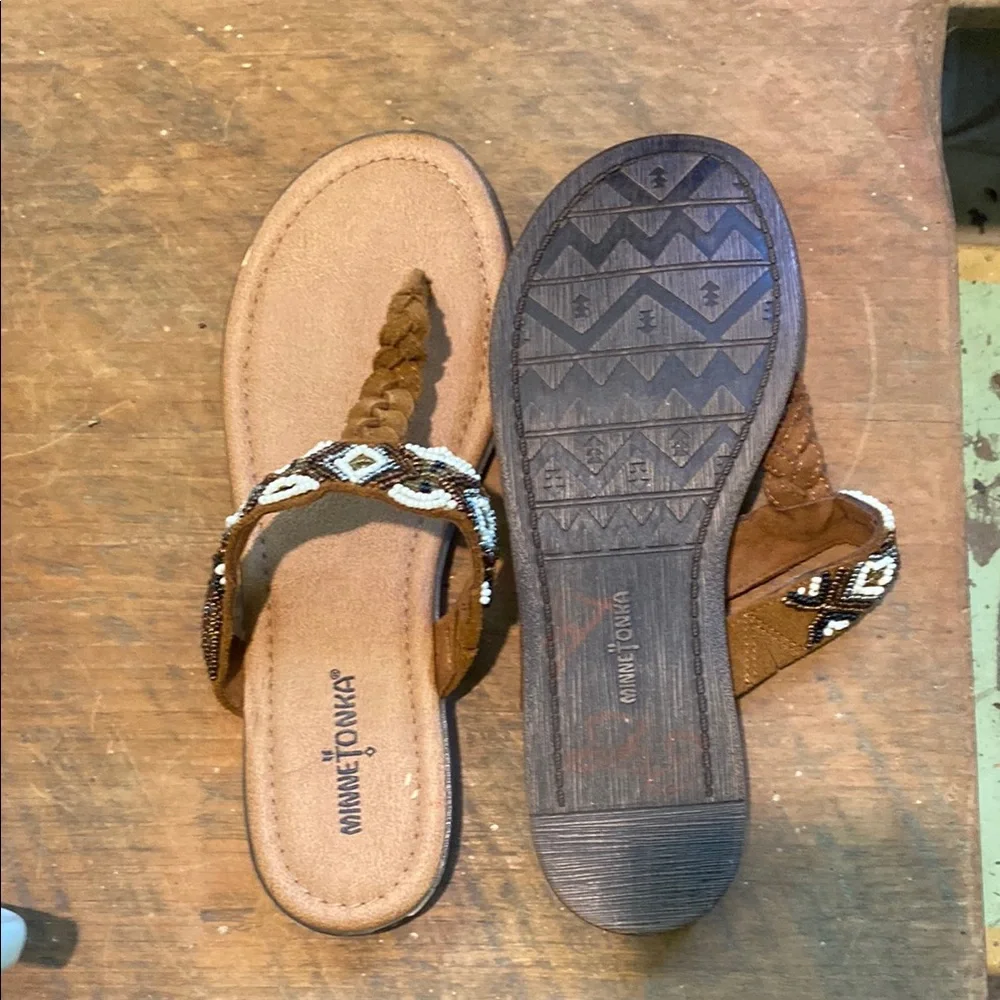 Minnetonka Women's Tan and White Beaded Sandals